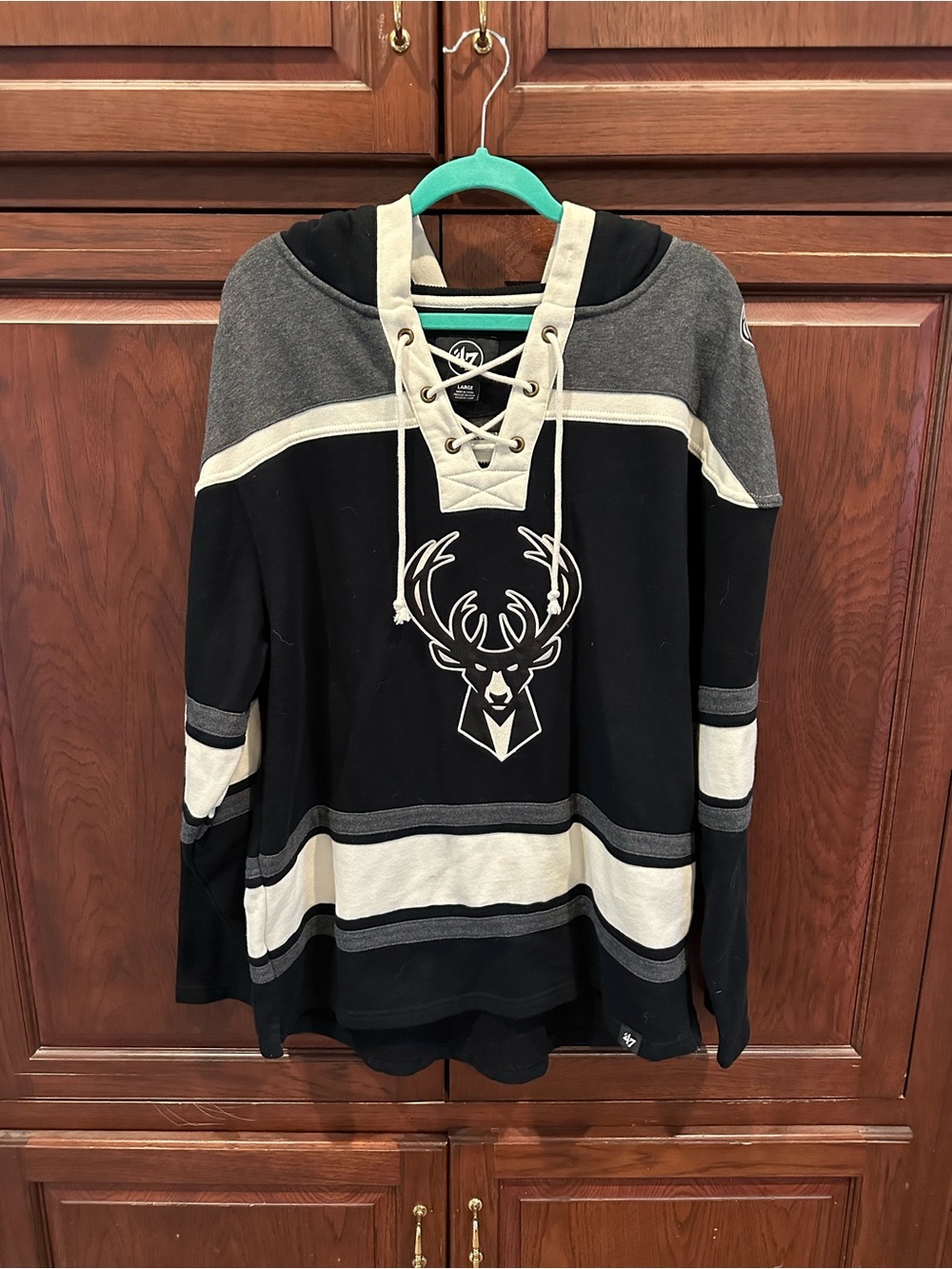 Milwaukee Bucks hockey jersey sz L